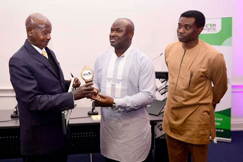 President Museveni (left) receives the African Leadership Peace Award on January 21, 2020 at the Royal Geographical Society. PPU PHOTO