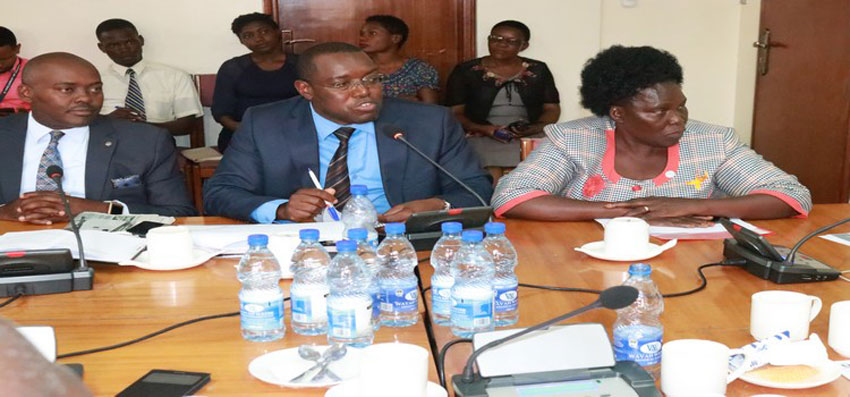 MP Niwagaba(C) presented his proposals to the committee. He was accompanied by the LOP, Hon Aol Ocan(R) and Hon Sseggona