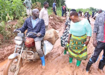 Omubaka Robinah Sentonga nga alambuzibwa abatuuze abakozesa oluguudo lwe Kasensero embeera gye lulimu