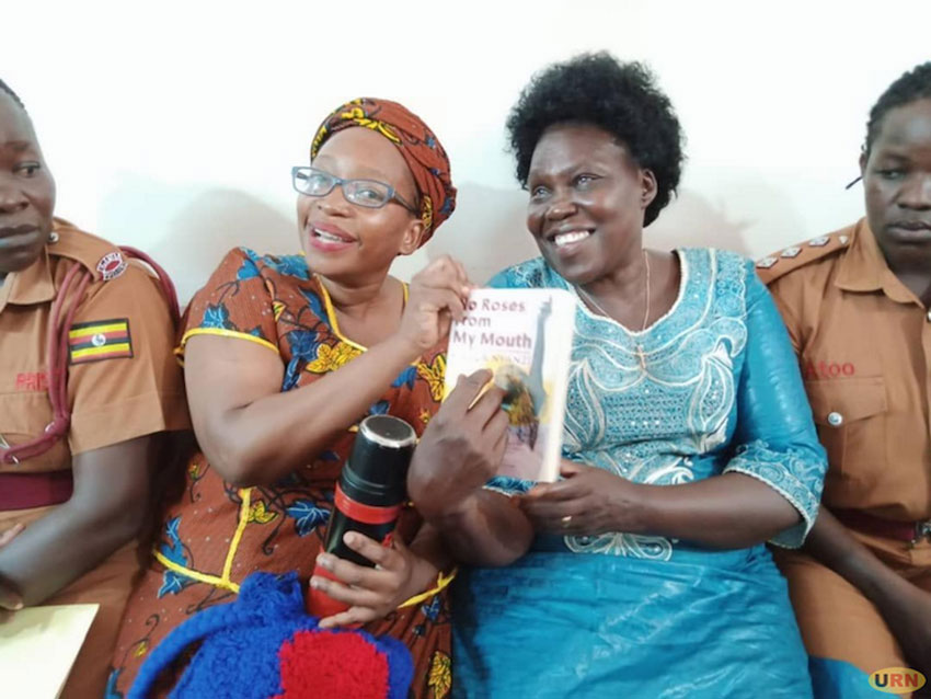 Stella Nyanzi wakati nga ajaganya n'akulira oludda oluvuganya mu Palimenti Betty Aol Ochan