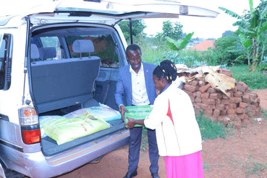 Kabenge donating a house necessities to the family of Ssebadduka