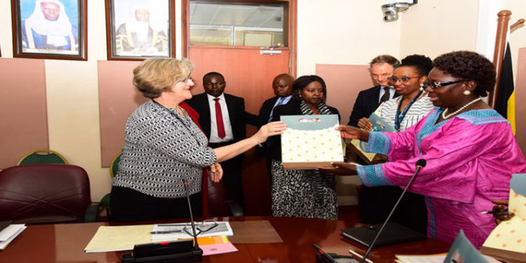 The Speaker(in purple) exchanges gifts with a representative from one of the UN agencies