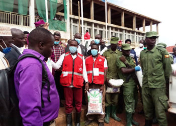 Abe kitongole kya Red Cross n'abaselikale ba LDU  nga balaga emmere egenda okugabwa