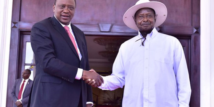 Kenya President Uhuru Kenyatta with his Ugandan counterpart Yoweri Museveni