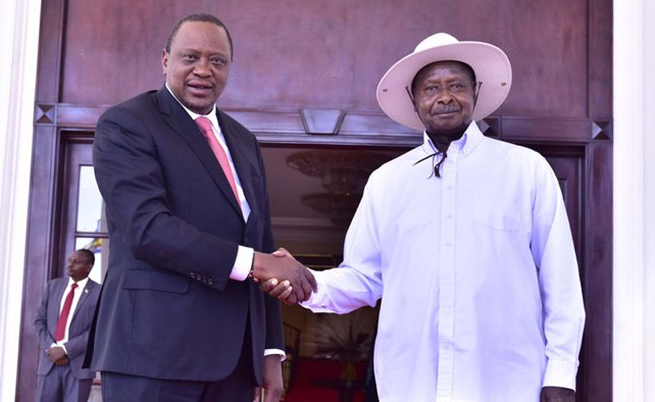 Kenya President Uhuru Kenyatta with his Ugandan counterpart Yoweri Museveni