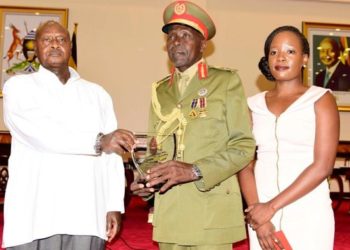 General Kasirye Ggwanga wakati nga akwasibwa engule Pulezidenti Yoweri Kaguta Museveni