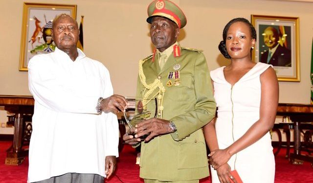 General Kasirye Ggwanga wakati nga akwasibwa engule Pulezidenti Yoweri Kaguta Museveni