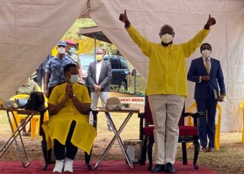 Pulezidenti Yoweri Kaguta Museveni ne Maama Janet oluvanyuama lw'okuwandiikibwa e Kyadondo