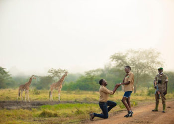 Man proposes to his girlfriend