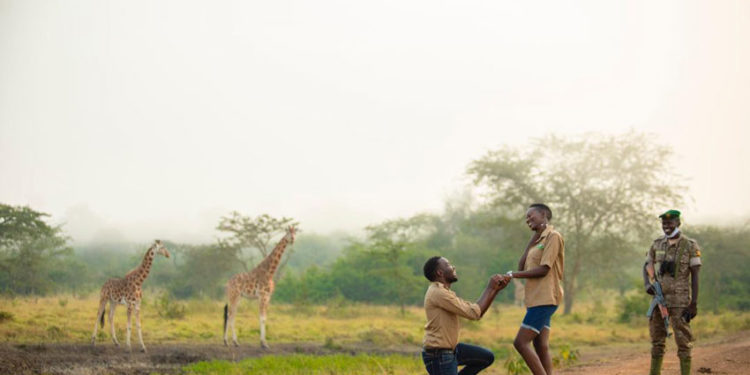 Man proposes to his girlfriend