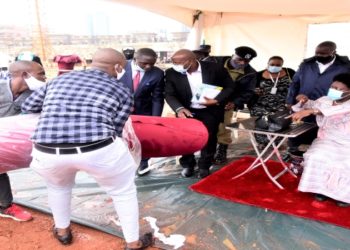 The  traders showing Speaker Rebecca Kadaga some of the materials