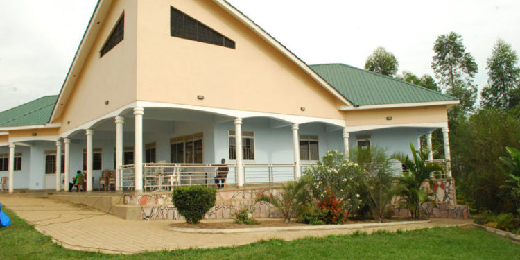 The main block which also has the first bar, was designed in a way that everyone upstairs can see the compound in all corners.