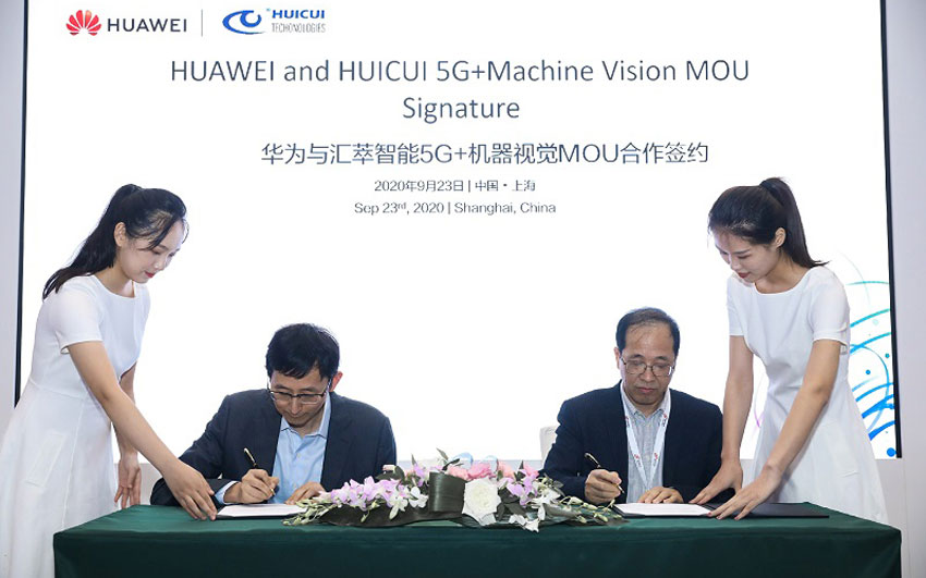 Dai Jisheng, President of Strategy & Business Development Dept, Huawei CCN, and Zhou Caijian, Chairperson of Huicui Intelligent Technology, signing a MoU