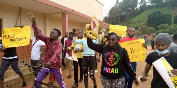 Entertainers in Kigezi region protesting over Museveni cash