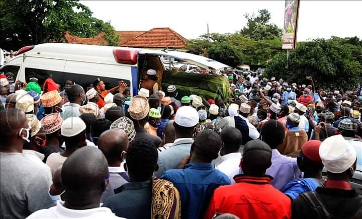 Mourners at the burial ceremony of Sheikh Muzaata