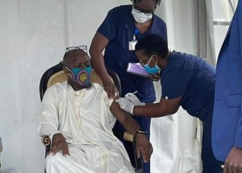 Kabaka Mutebi receiving his Covid-19 vaccine jab on Friday