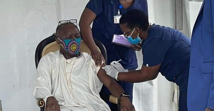 Kabaka Mutebi receiving his Covid-19 vaccine jab on Friday