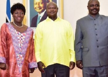 Omukulembeze we Ggwanga Yoweri Kaguta Museveni wakati nga ali ne Rebecca Kadaga ku kkono ne Jacob Oulanya ku Ddyo