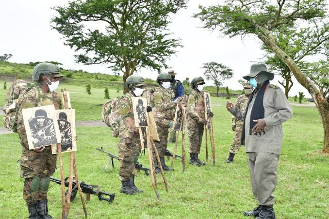 Gen Museveni with soldiers of Commando batallion that was transformed into a Brigade