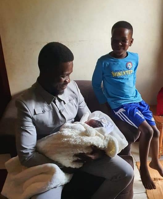 Bobi Wine carrying Eddy Mutwe's baby on Friday