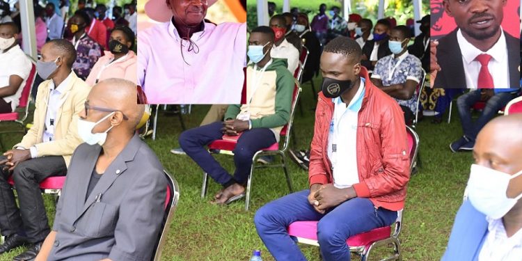 Ekibinja kyabagambibwa okuba abakwanaganya be mirimu gye kibiina kya NUP mu Ggwanga abasisinkanye Pulezidenti Museveni mu katono, ate ku ddyo ye Hon. Robert Kyagulanyi eyabegaanye