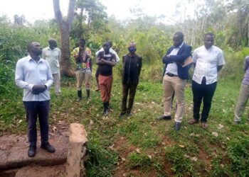 Omubaka Fred Kayondo nabamu ku batuuze be Mpatta nga balambula enzizi eziri mu mbeera embi