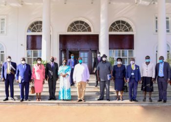 Workers team pose with President Museveni after the meeting ofnthe mid- term of NSSF Funds