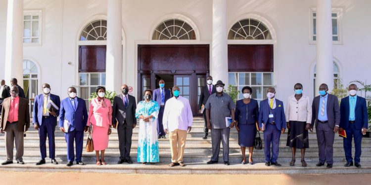 Workers team pose with President Museveni after the meeting ofnthe mid- term of NSSF Funds