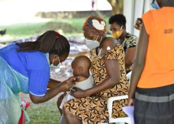 People being vaccinated against yellow fever in Entebbe area