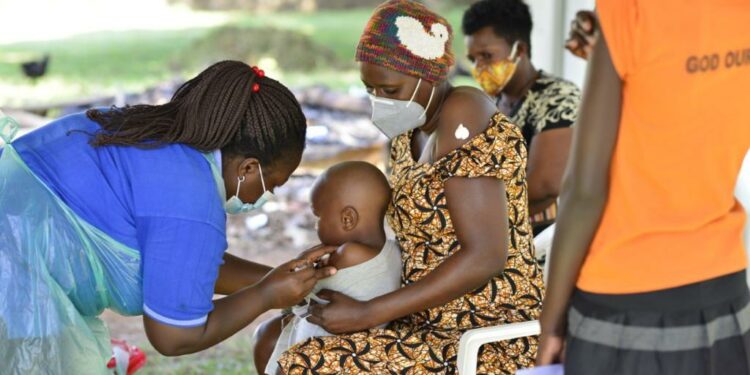 People being vaccinated against yellow fever in Entebbe area