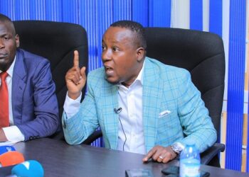 Joseph Kabuleta ku ddyo ne Dan Walyemera