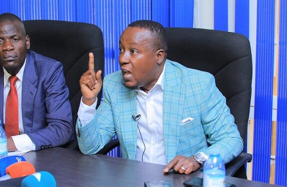 Joseph Kabuleta ku ddyo ne Dan Walyemera