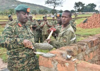 Eyali omuduumizi wa Mggye ga UPDF Gen. David Muhoozi bwe yali atongoza omulimu gw'okuzimba eddwaliro