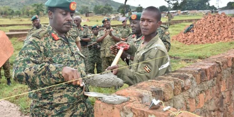 Eyali omuduumizi wa Mggye ga UPDF Gen. David Muhoozi bwe yali atongoza omulimu gw'okuzimba eddwaliro