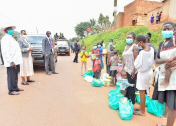 Museveni makes a stopover at Bwebaja along Entebbe road
