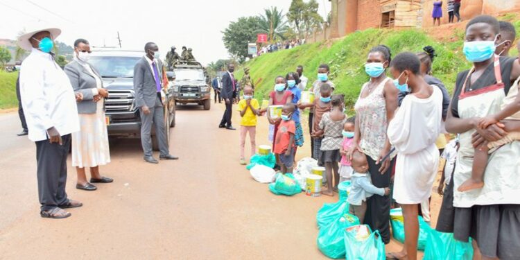Museveni makes a stopover at Bwebaja along Entebbe road