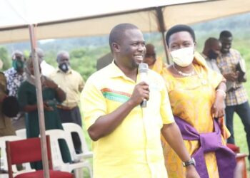 Todwong addressing NRM leaders and members in Kayunga