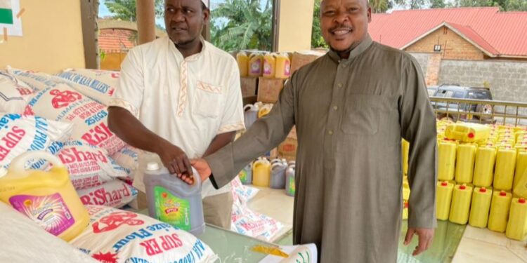Ambassador Dr Rashid Yahya Ssemuddu (Right) during one of his philanthropic works recently
