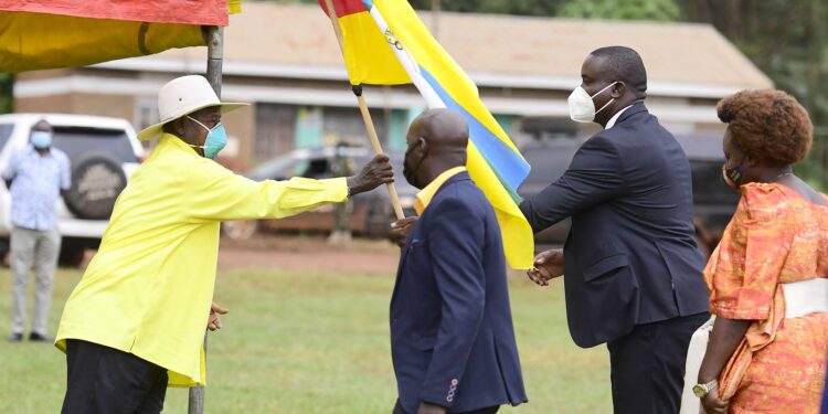 Kayunga District - LC5 By-elections - Bbale county - Museveni hands over Party flag to NRM candidate Andrew Muwonge