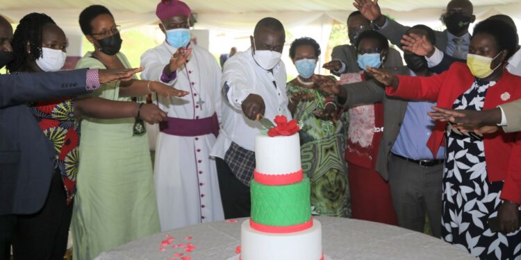 The Speaker of Parliament, Jacob Oulanyah, Archbishop Kazimba and MPs cut cake in celebration of 60 years of existence of the Anglican Church.