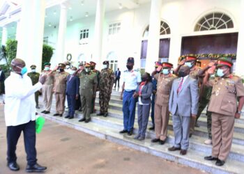 President Yoweri Museveni with students from the National Defence College of Kenya