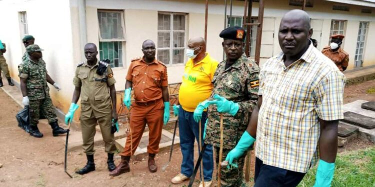 District leaders led by RDC Kaboyo to clean the town