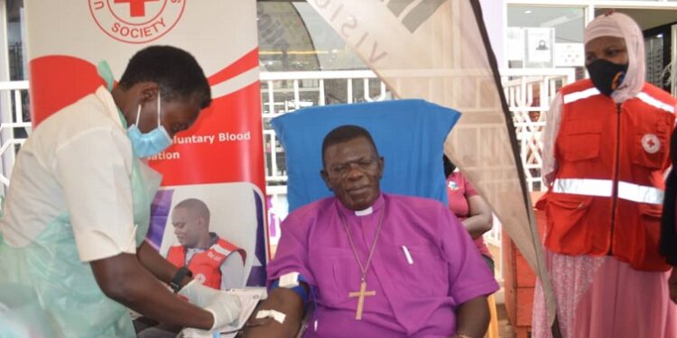 Omulabirizi Sebaggala nga agaba omusaayi ku ddwaliro lya Mukono Church of Uganda Hosipital