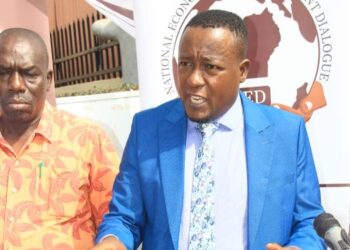 Joseph Kabuleta nga ayogerako eri bannamawulire oluvanyuma lw'olukiiko e Teso