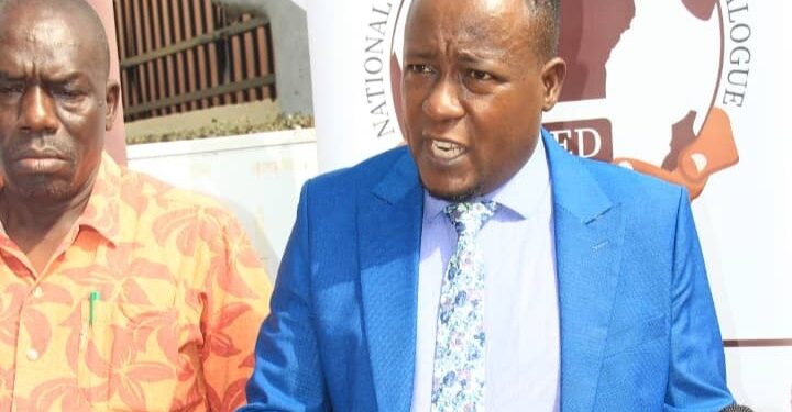 Joseph Kabuleta nga ayogerako eri bannamawulire oluvanyuma lw'olukiiko e Teso