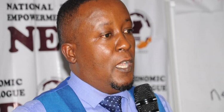 Joseph Kabuleta nga ayogera n'abatuuze be West Nile ku lw'okutaano