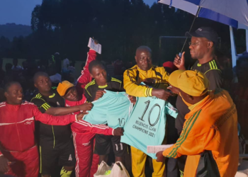 Winners Abasingo clan receive one of the several prices from Guest of Honour Mr. Dan Mugura Karukiiko, Guest speaker Mr. Johnson Byarabaha and Kyabugimbi Subcounty Chairman Appollo Aryaguma