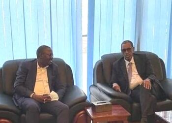 Mr. Bagiire Vincent Waiswa, Permanent Secretary Ministry of Foreign Affairs- Uganda (L) wit Amb. Dr. Avv Hersy Hagi Olosow Director General of Protocol and Ag. Permanent Secretary Ministry of Foreign Affairs & International Cooperation of Somalia