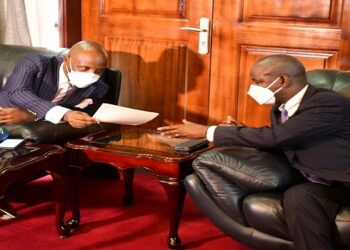 Muvawala hands over the message of the Kyabazinga to the Deputy Speaker, Thomas Tayebwa