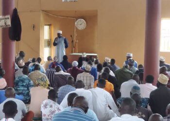 Hoima RCC Badru Mugabi addressing Muslims during Juma prayers